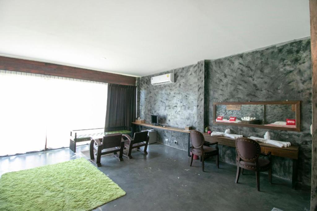 Oyo 75374 Baan Rak Mai Hotel Kanchanaburi Bagian luar foto